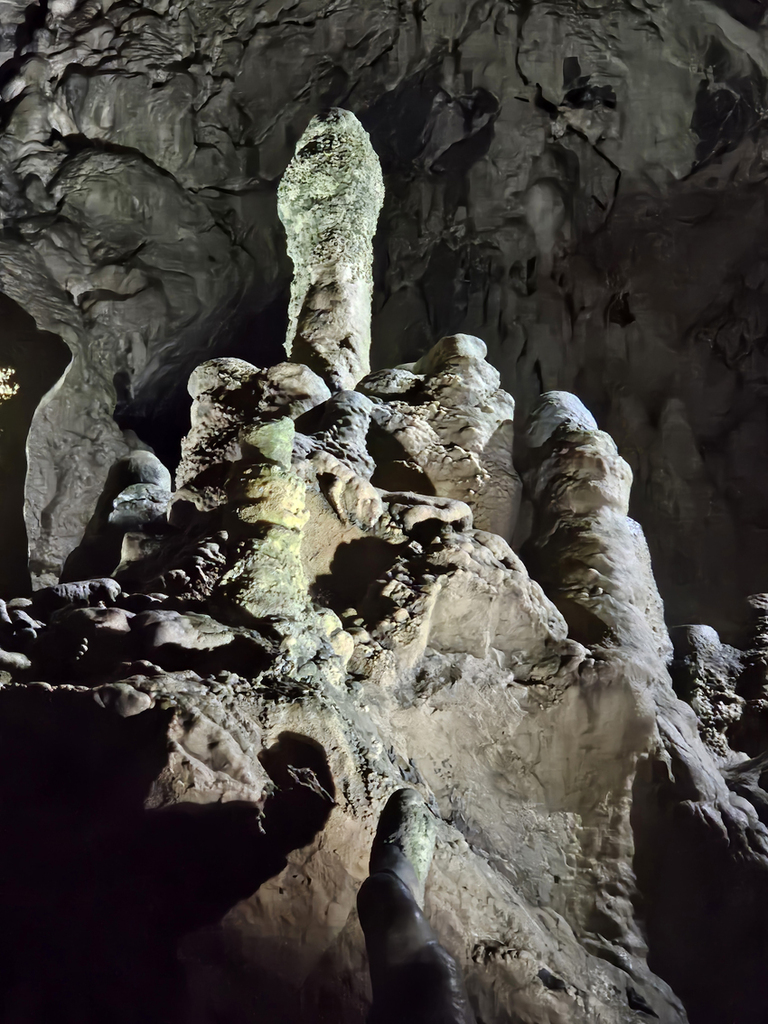 Min-Geo Über mehrere Jahrtausende gewachsen, die Tropfsteine in der Bilsteinhöhle bei Warstein.