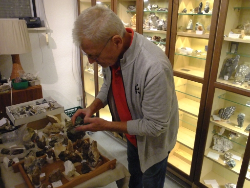 Min-Geo Penibel ist darauf zu achten, dass auch beim Umsortieren zu jedem Mineral das Zettelchen mit Namen, Fundort und Funddatum gehört. Ansonsten ist der Fund für jeden Sammler wertlos.