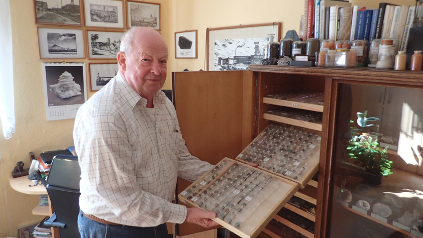 Schon aus Platzgründen sammelt Klaus Pursche vorwiegend kleinste bis kleine Mineralienproben, sogenannte Mikromounts. Neben dem geringen Platzzur Aufbewahrung bieten sich die Proben in ihren Kristallformen unter dem Mikroskop dem Betrachter zumeist unbeschädigt dar.