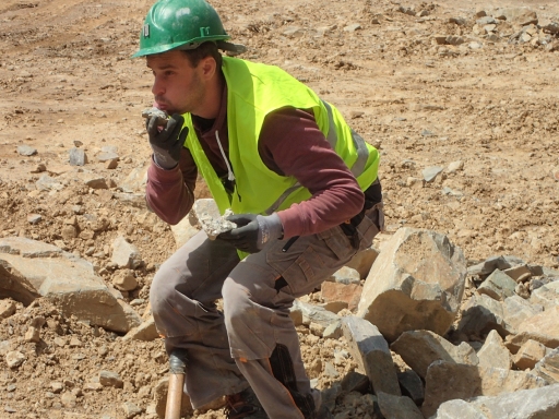 Petr Cerny, der fachkundige Exkursionsleiter war oft zu Scherzen aufgelegt. Der Neununddreißigjährige Magister der Mineralogie betreibt auch ein gut gehendes Mineraliengeschäft in Prag, nahe des Hauptbahnhofes.